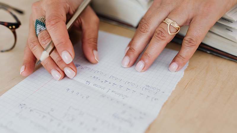 在华威读AF,补考商业数学(Math for Business)前两周,我慌得不行。这门课公式多、应用题绕,自学效率太低。试了两家线上机构,不是排期长就是老师讲不明白。 在华威读AF,补考商业数学(Math for Business)前两周,我慌得不行。这门课公式多、应用题绕,自学效率太低。试了两家线上机构,不是排期长就是老师讲不明白。