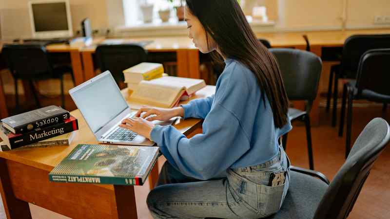 在UCL读金融工程，final季真的会破防。AF的衍生品定价和计量经济学的stata作业一起来，我连哭的时间都没有。一开始觉得找辅导机构是“作弊”，后来发现是自救。