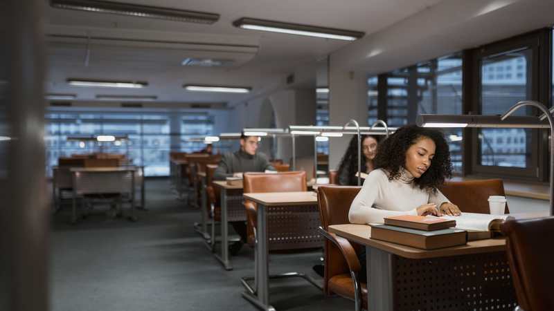 曼大final刚出分,我EEE挂了,人麻了。图书馆暖气片咔咔响,我盯着成绩单发呆——必须找补考辅导。 曼大final刚出分,我EEE挂了,人麻了。图书馆暖气片咔咔响,我盯着成绩单发呆——必须找补考辅导。