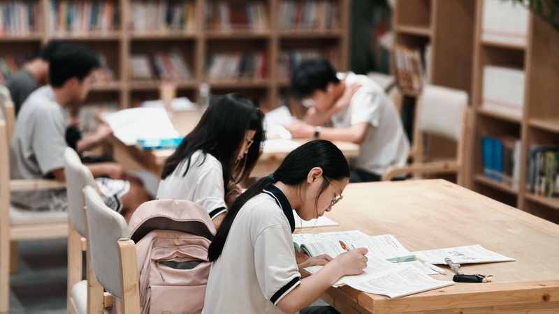 在NTU读EEE,上学期电磁学差点挂了。补考通知下来时,我慌得不行。新加坡大学补考压力真不小,尤其是冷门点的专业方向。 在NTU读EEE,上学期电磁学差点挂了。补考通知下来时,我慌得不行。新加坡大学补考压力真不小,尤其是冷门点的专业方向。