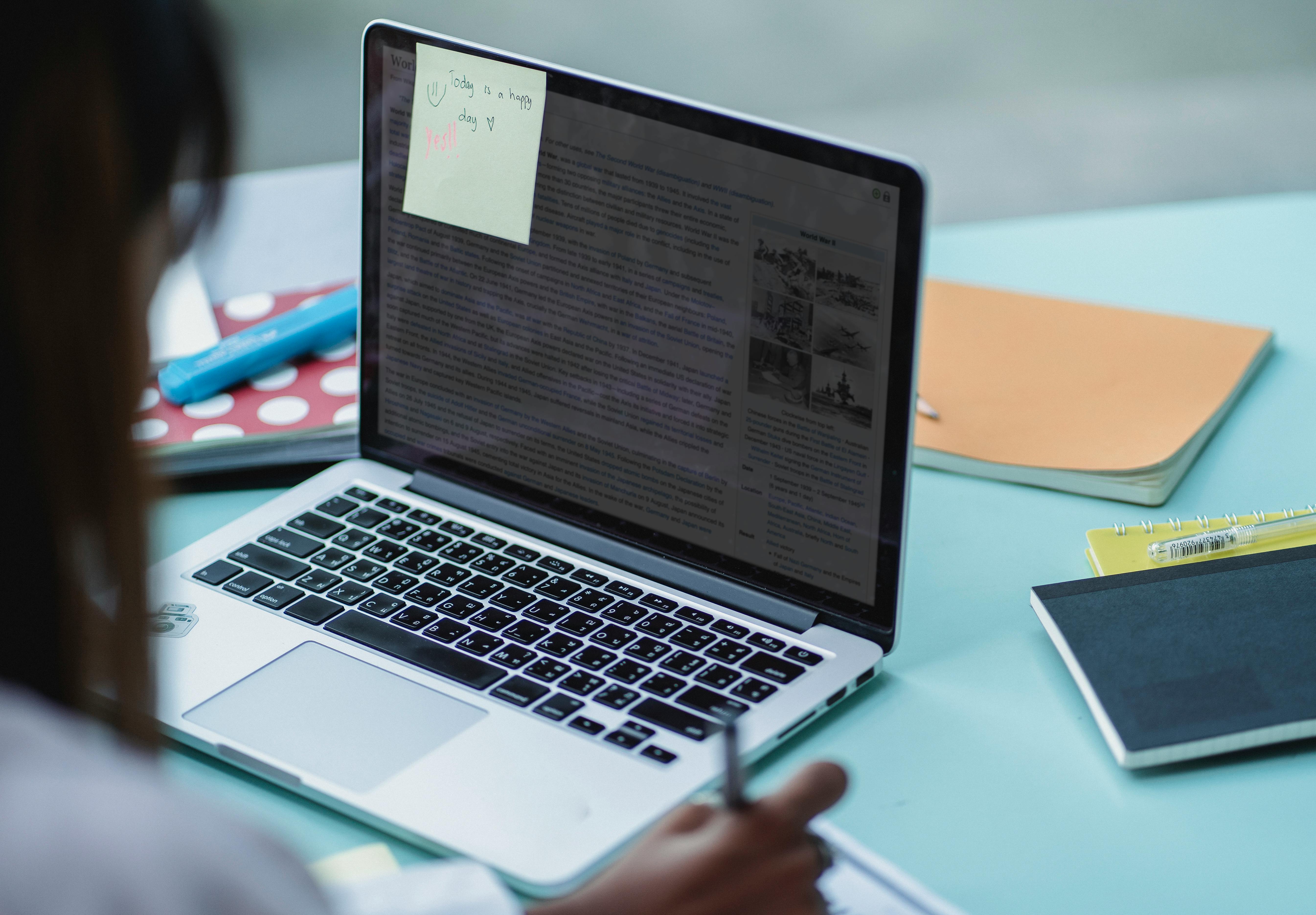 Final季快把我逼疯了。EE的电路、Chem的有机合成、Biol的细胞信号通路，三门硬核课同时压过来。图书馆熬到凌晨三点，对着一堆复习资料，感觉脑子已经不转了。
