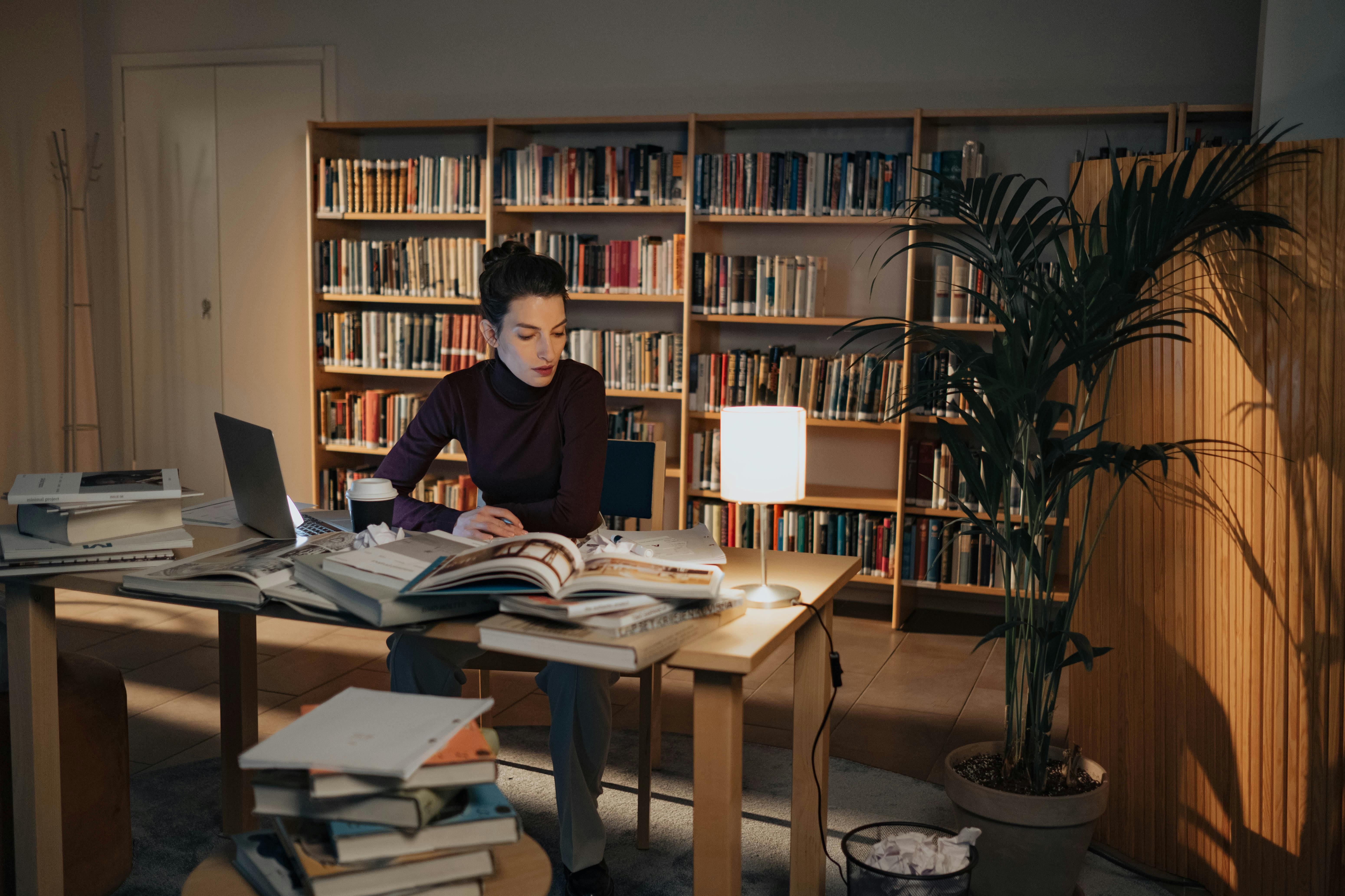 Final季同时赶五门课的due，我直接崩了。一门是会计与金融的衍生品定价，一门是生物医学工程的器械设计报告。还有供应链管理的案例分析，再加上两门硬核的统计建模和公共政策研究。我坐在图书馆，感觉大脑像死机的电脑，一片空白。