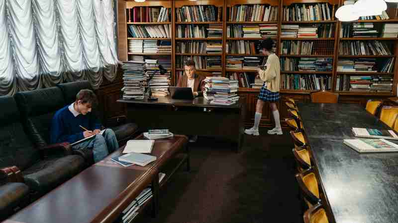 补考通知下来那一刻,我在华威大学图书馆三楼差点哭出来。我的AF专业,真题库零零散散,网上解析要么过时要么不全。死磕一周,头发掉了一大把,效率低得可怜。 补考通知下来那一刻,我在华威大学图书馆三楼差点哭出来。我的AF专业,真题库零零散散,网上解析要么过时要么不全。死磕一周,头发掉了一大把,效率低得可怜。