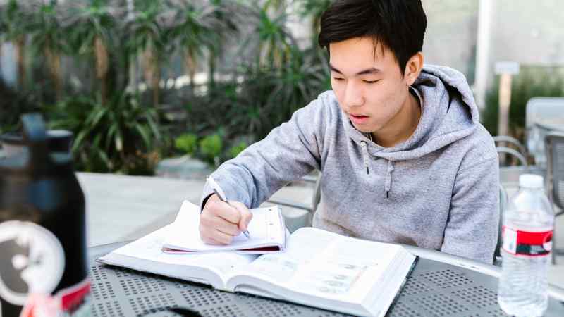 UBC的课是真的硬,上学期EE和CS两门挂了,心态崩了。 UBC的课是真的硬,上学期EE和CS两门挂了,心态崩了。