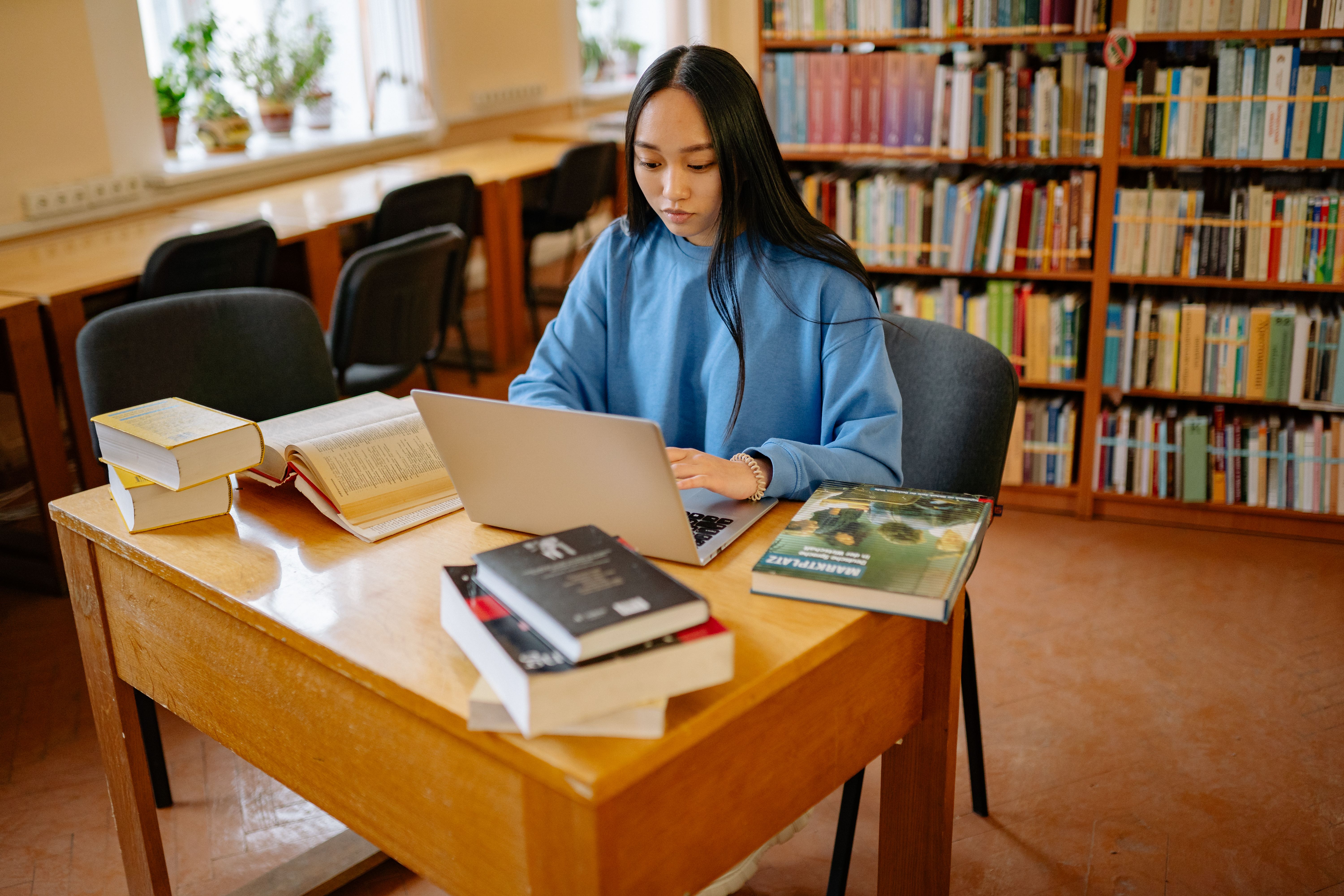 final前一周，我蹲在UCL主图书馆，对着考古学的reading list人麻了。窗外海鸥叫得人心烦，手机里五个辅导app的广告，不知选哪个救命。亲测五家后，综合全能型我选了西听。下面按我的体验排序，纯个人向，给UCL的mate们参考。