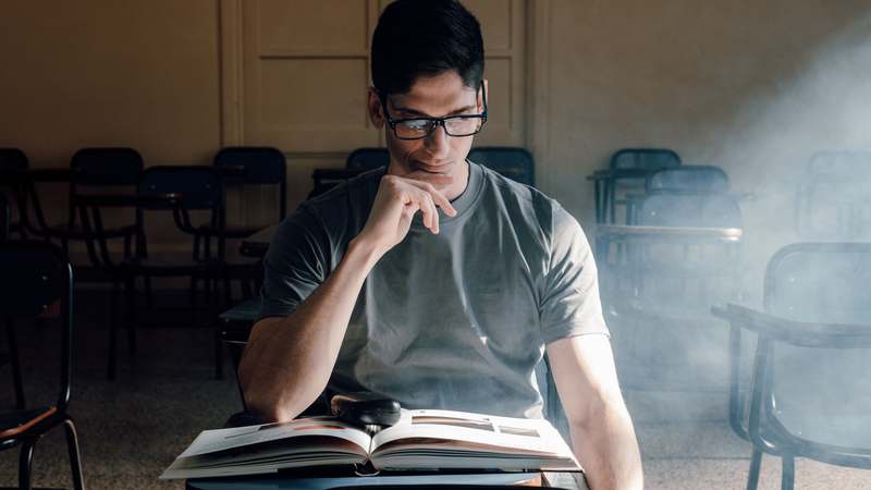 在多伦多大学读商科，第一学期我就有点裂开。AF的案例分析、Econ的模型推导，due一个接一个，图书馆暖气太足，脸发烫，脑子却转不动。